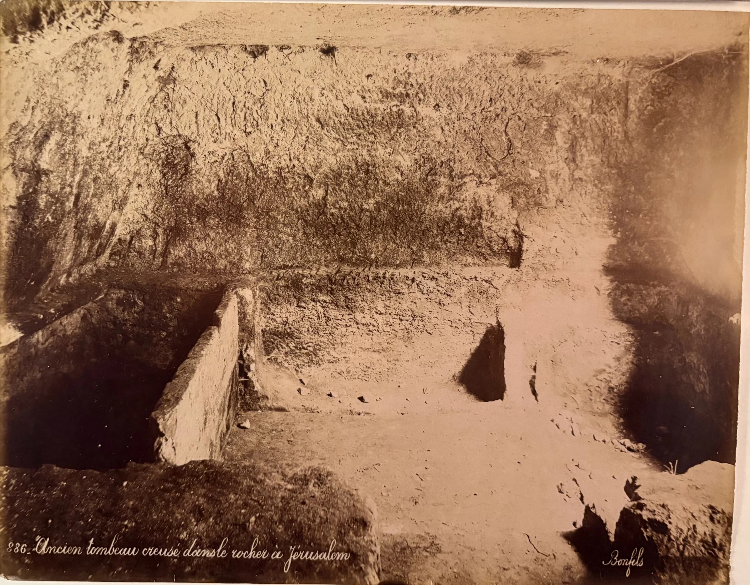 886. Ancien tombeau creusé dans le rocher à Jérusalem