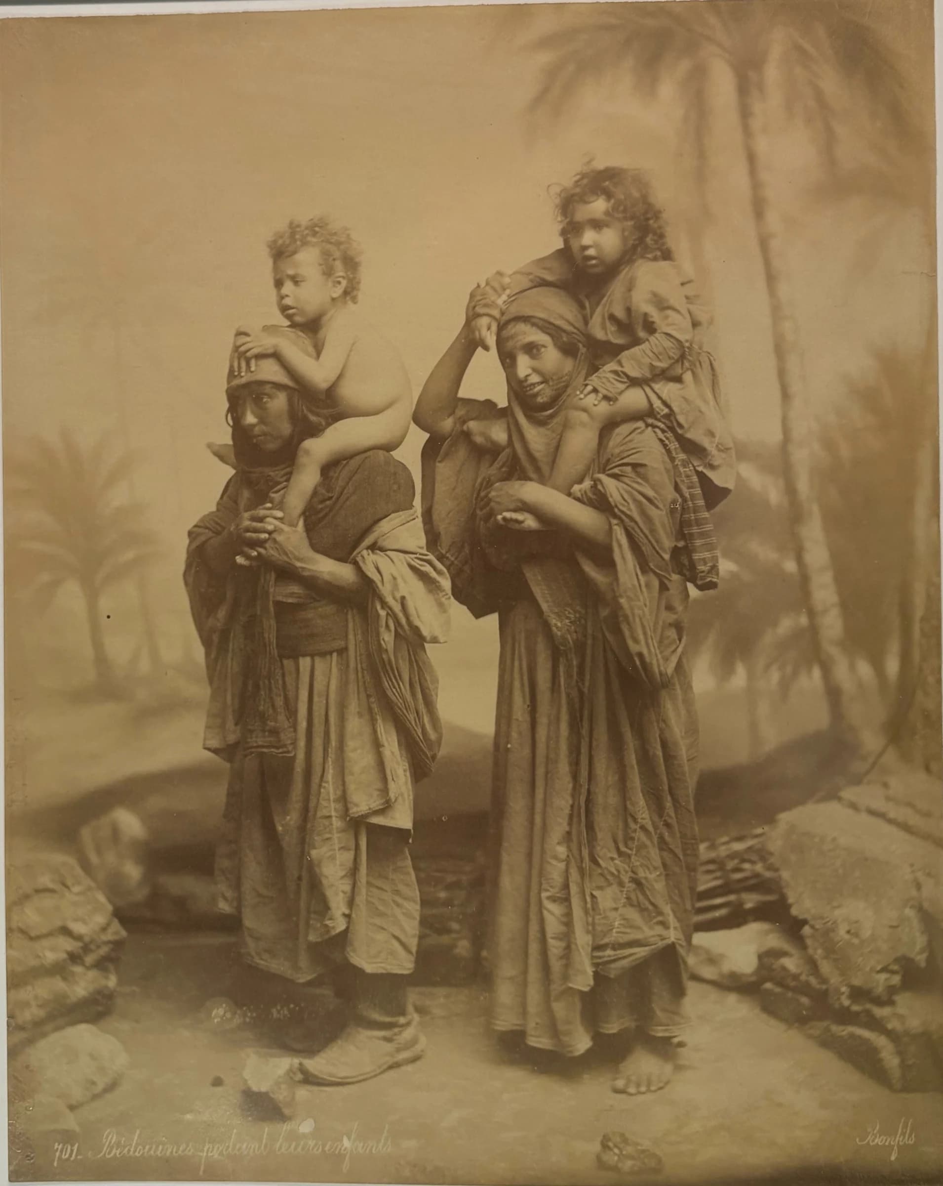 Bédouines portant leurs enfants