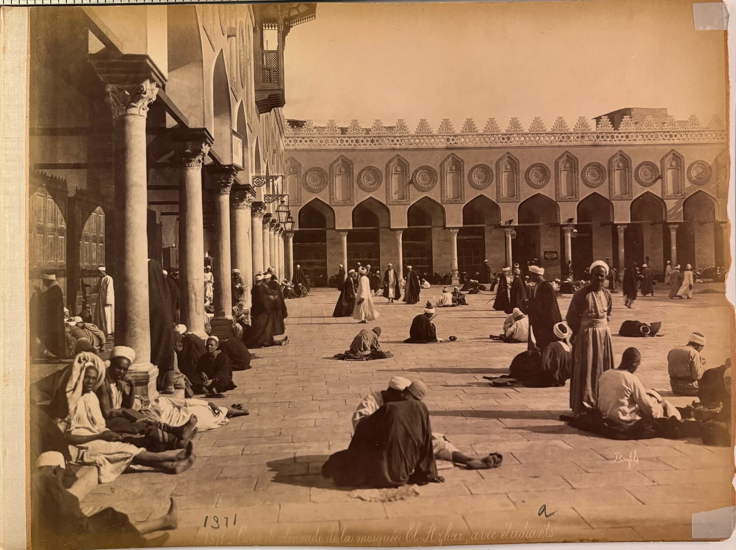 Cour et colonnade de la mosquée El-Azhar, avec étudiants