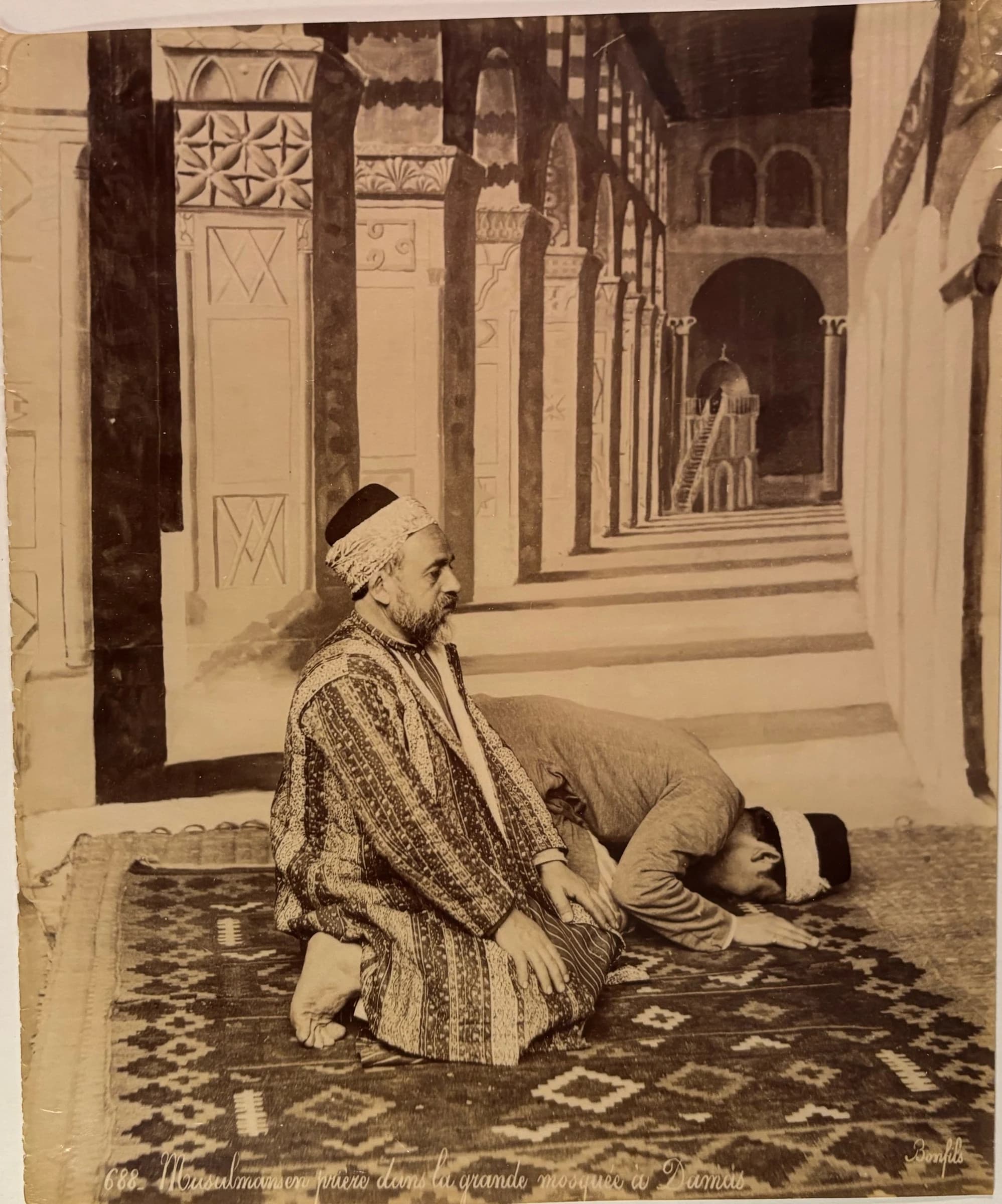 Musulmans en prière dans la grande mosquée à Damas